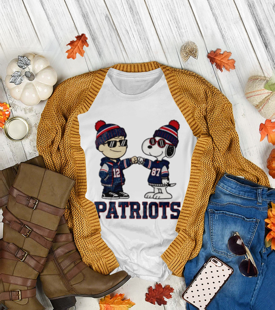 New England Patriots Charlie Brown Snoopy 12 87 Fan Gear T-Shirt