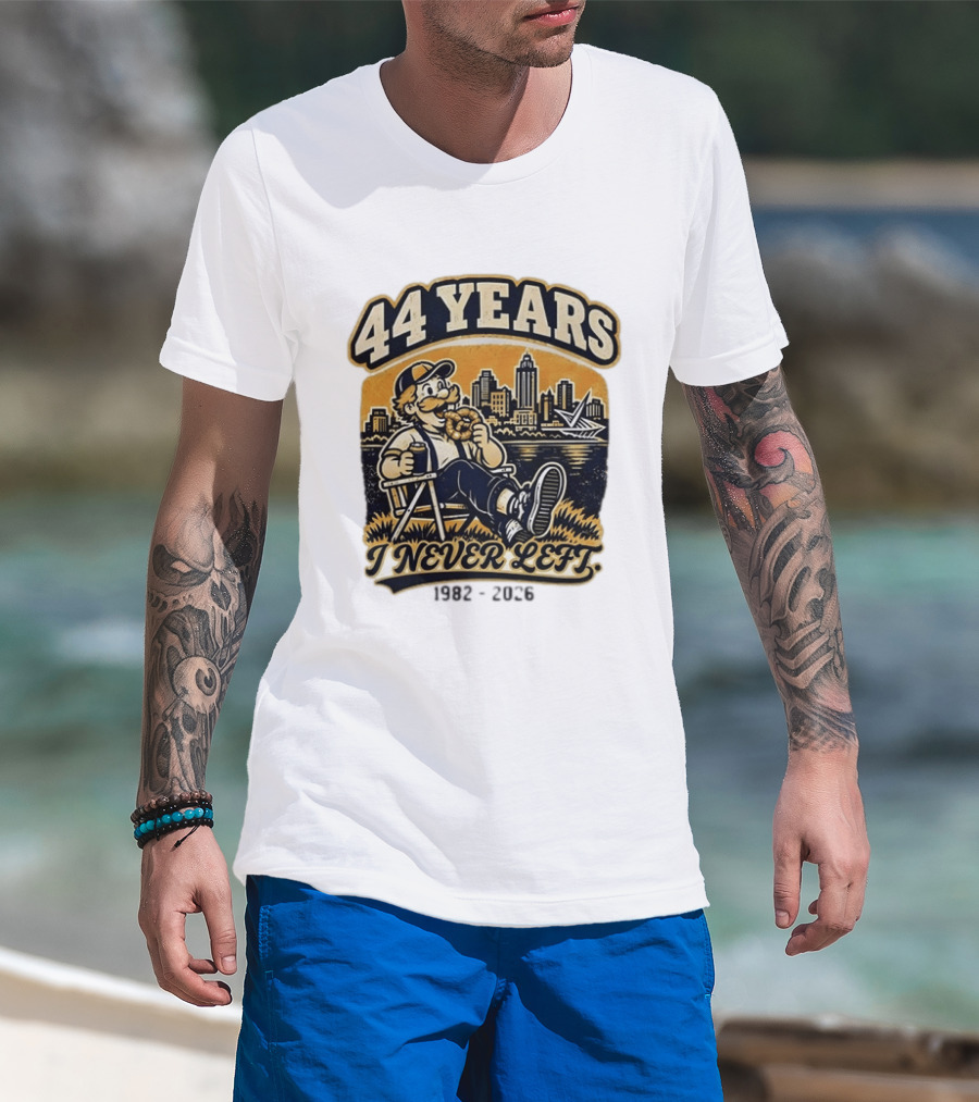 44 Years I Never Left 1982 2026 Vintage Cityscape T-Shirt