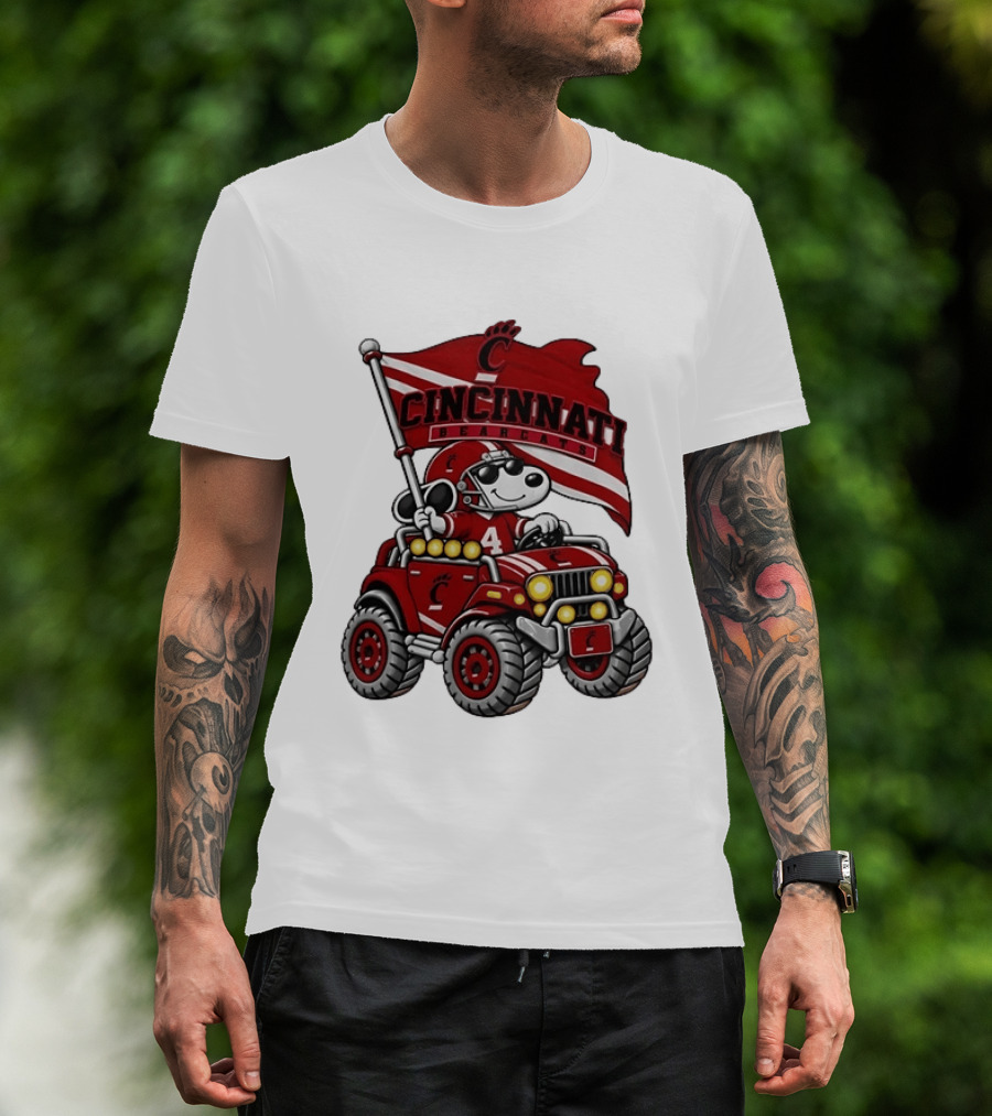 Cincinnati Bearcats Snoopy In Jeep Holding Flag Football T-Shirt
