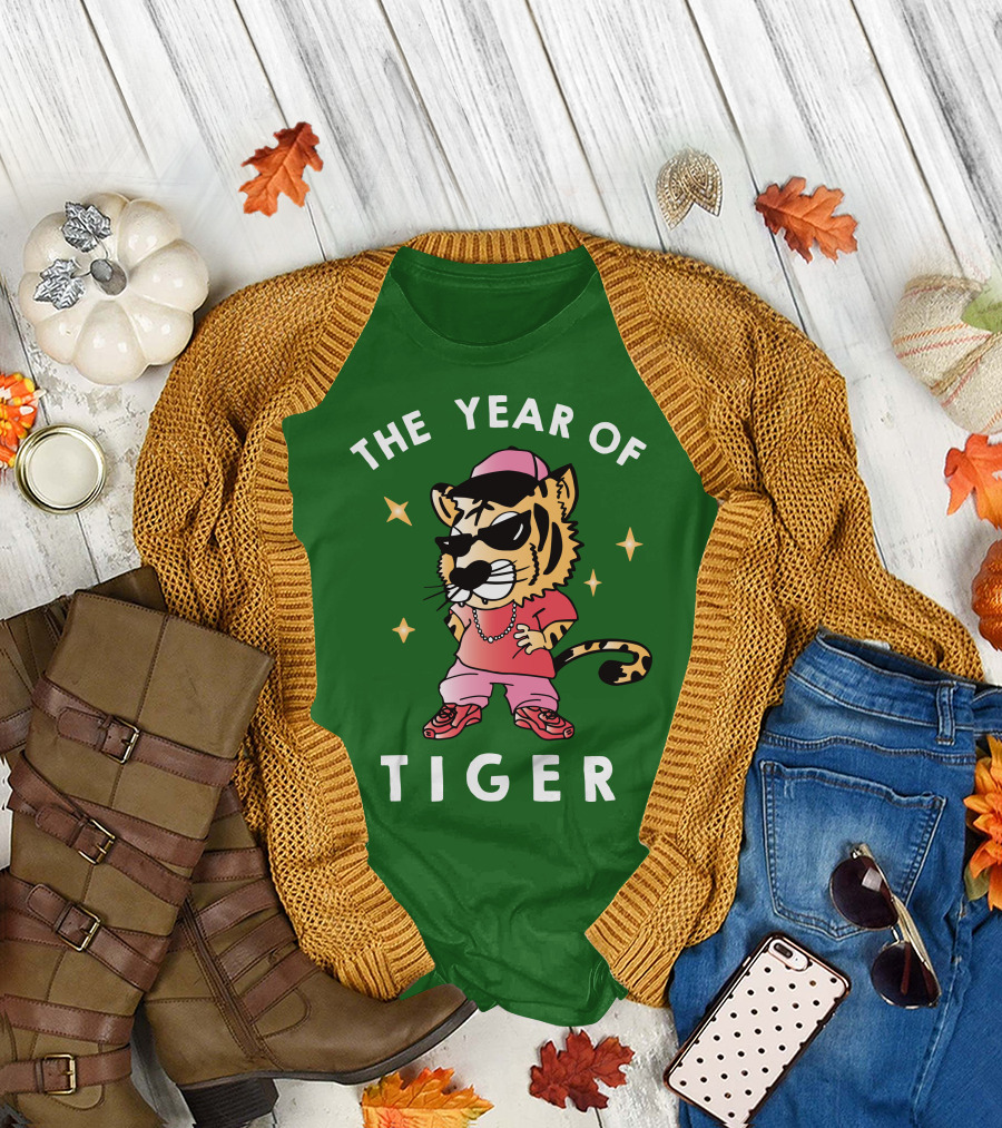 THE YEAR OF TIGER Hip Hop Style Cartoon Tiger Wearing Sunglasses and Chain T-Shirt