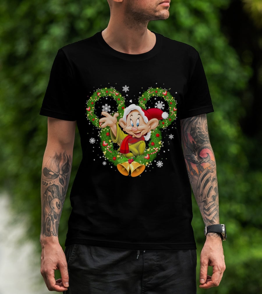 Dopey Christmas Disney Wreath Snowflakes And Santa Hat T-Shirt