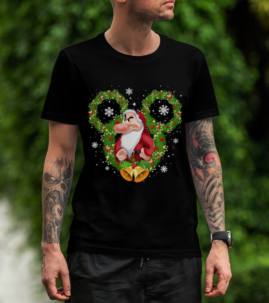 Grumpy Santa Dwarf In Wreath With Snowflakes And Bells T-Shirt