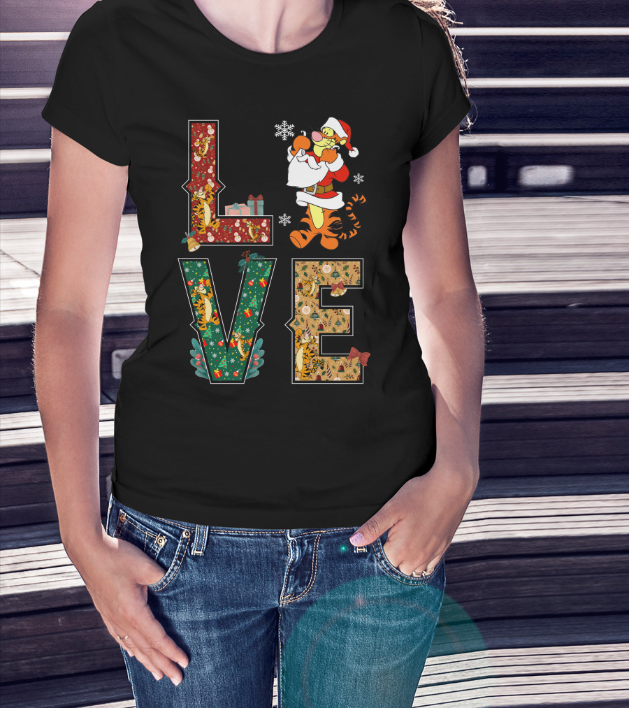 Love Tigger Christmas Santa Hat And Gifts T-Shirt
