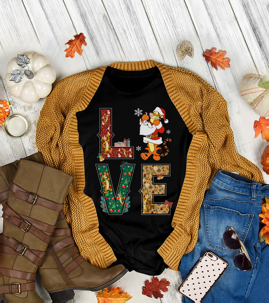 Love Tigger Christmas Santa Hat And Gifts T-Shirt