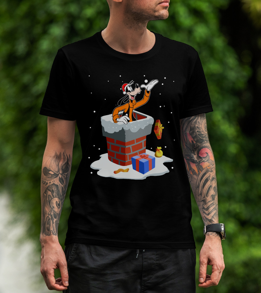 Goofy In Santa Hat Popping Out Of Snowy Chimney With Christmas Gifts T-Shirt
