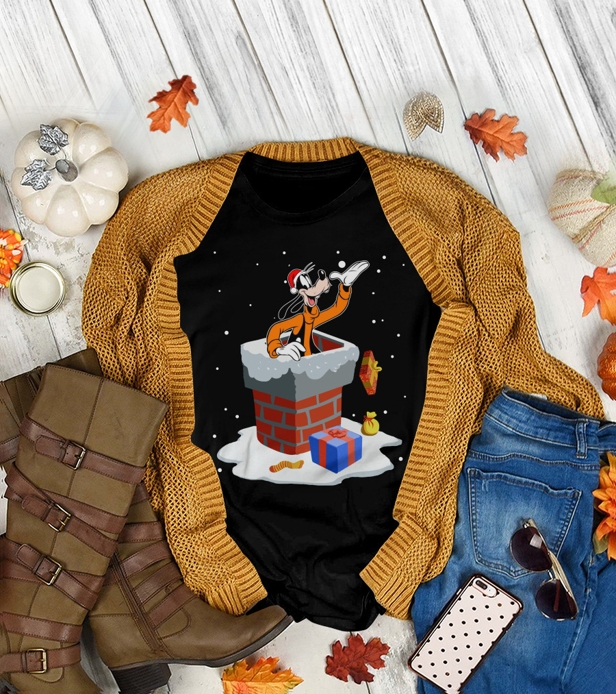 Goofy In Santa Hat Popping Out Of Snowy Chimney With Christmas Gifts T-Shirt