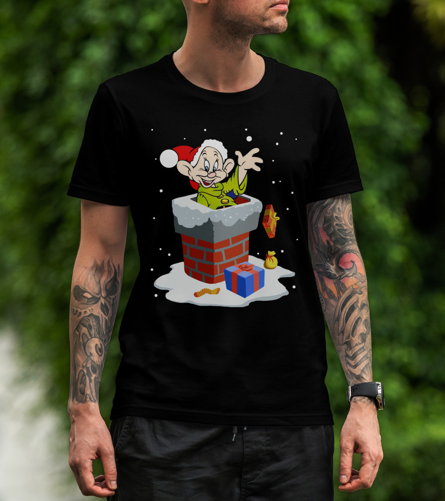 Dopey Santa Chimney Christmas Gifts Snow Scene T-Shirt