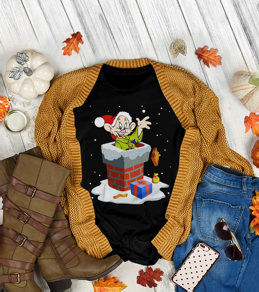Dopey Santa Chimney Christmas Gifts Snow Scene T-Shirt