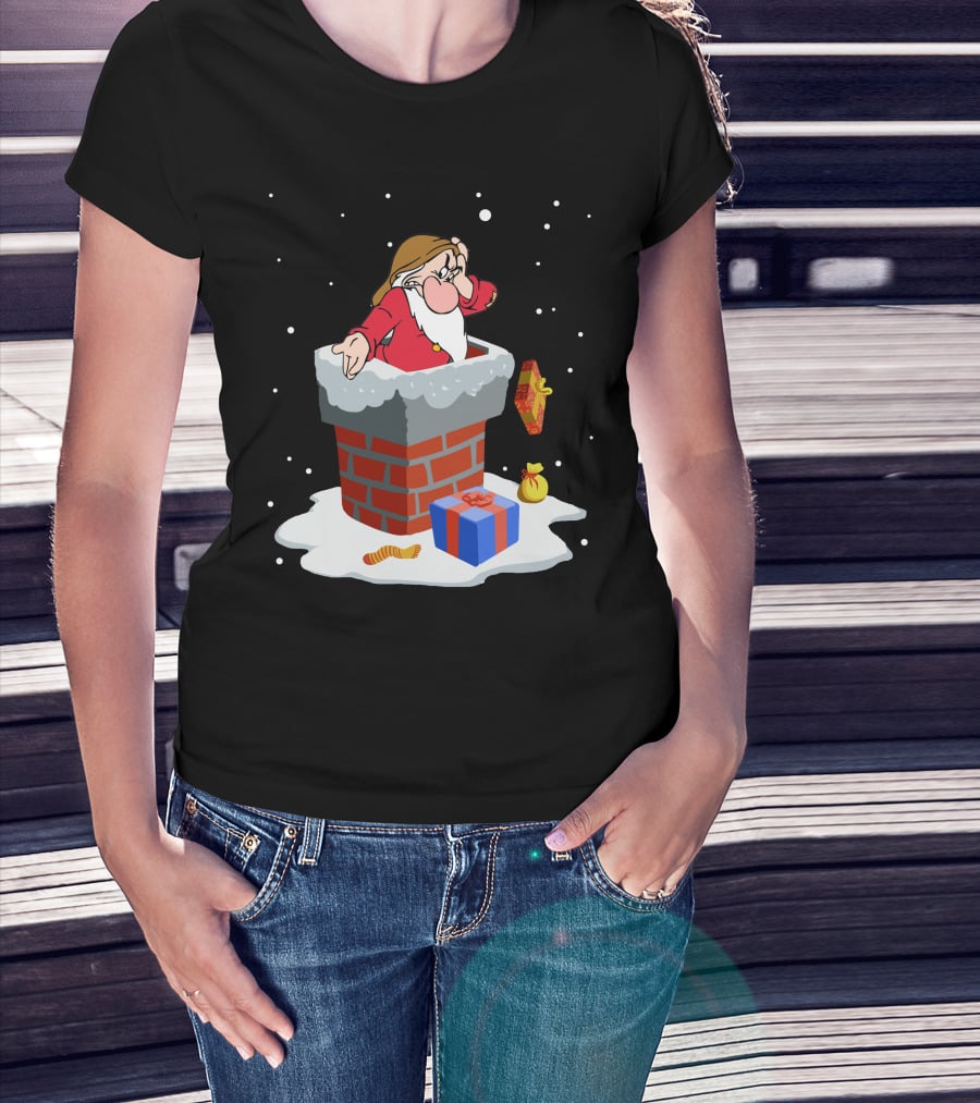 Grumpy Dwarf Stuck In Chimney With Christmas Gifts Snow Scene T-Shirt