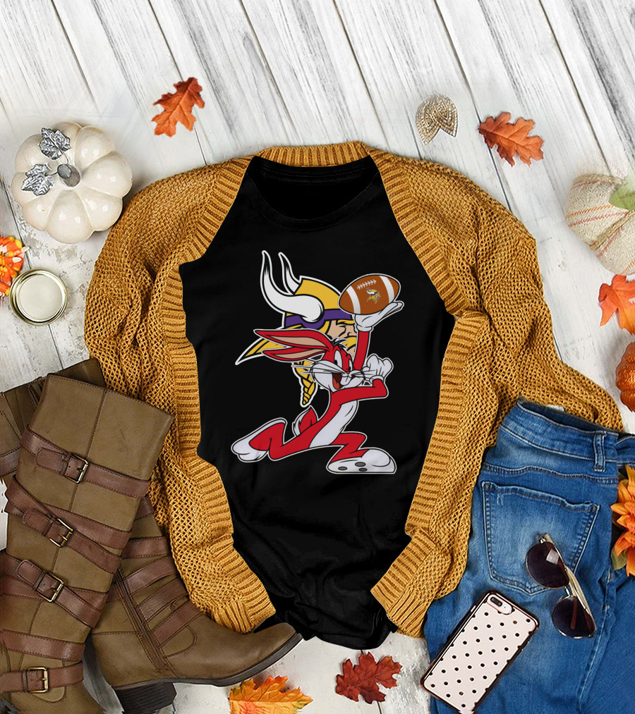 Minnesota Vikings Bugs Bunny Holding Football T-Shirt