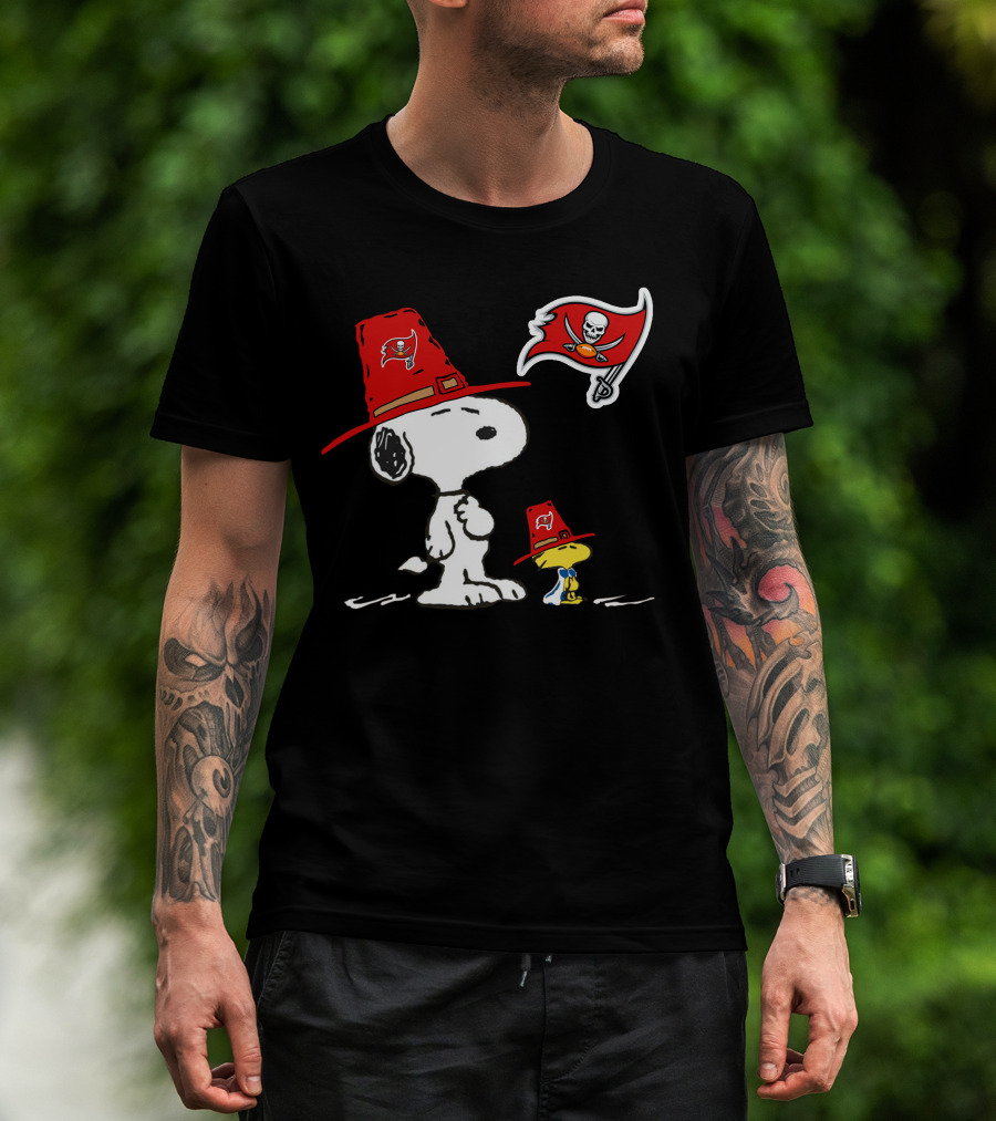 Buccaneers Snoopy And Woodstock With Tampa Bay Flag T-Shirt