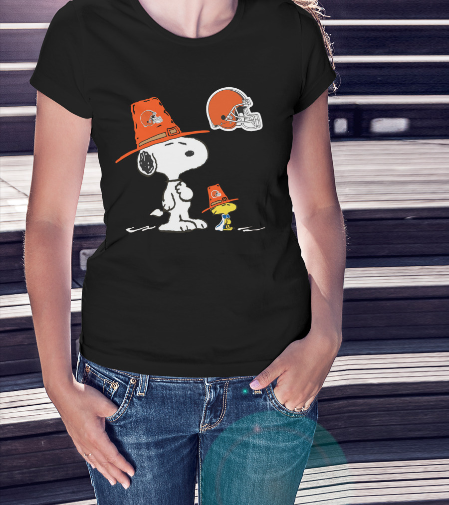Browns Snoopy And Woodstock Pilgrim Hats Nfl Football Helmet T-Shirt