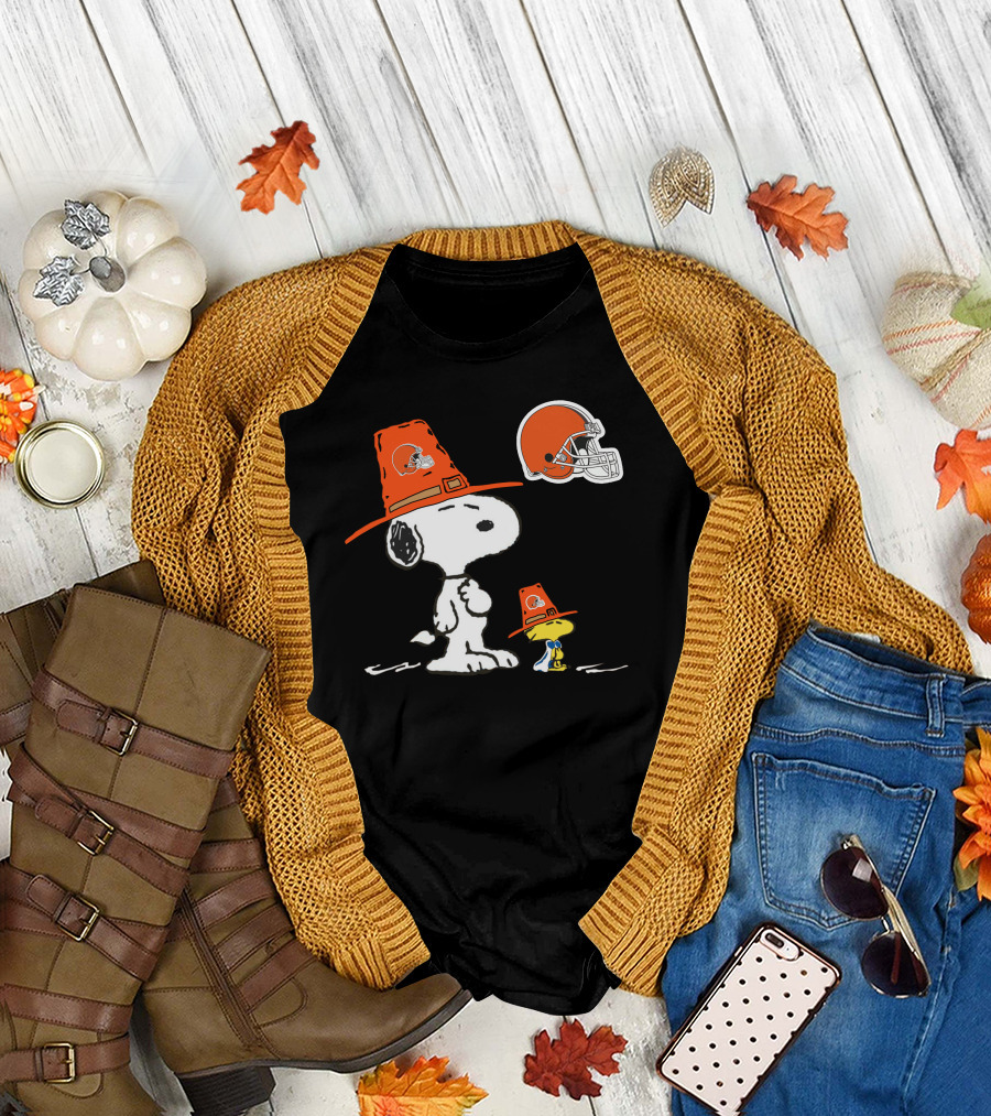 Browns Snoopy And Woodstock Pilgrim Hats Nfl Football Helmet T-Shirt