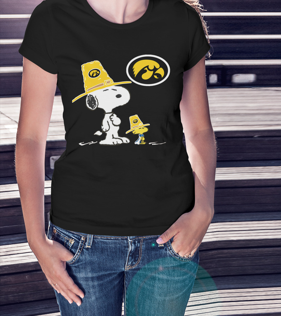 Iowa Hawkeyes Snoopy And Woodstock Pilgrim Hats Peanuts Football Fan T-Shirt