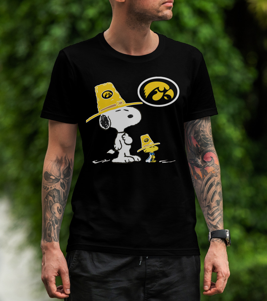 Iowa Hawkeyes Snoopy And Woodstock Pilgrim Hats Peanuts Football Fan T-Shirt