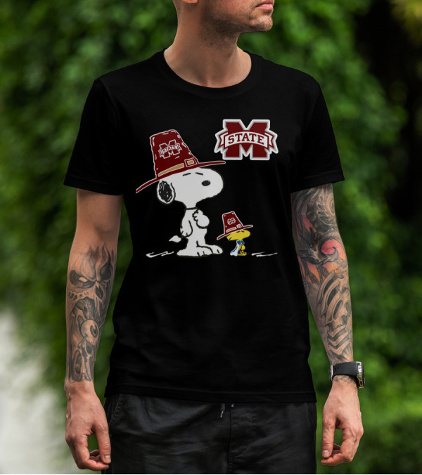 Mississippi State Bulldogs Snoopy Woodstock Pilgrim Hat Peanuts T-Shirt
