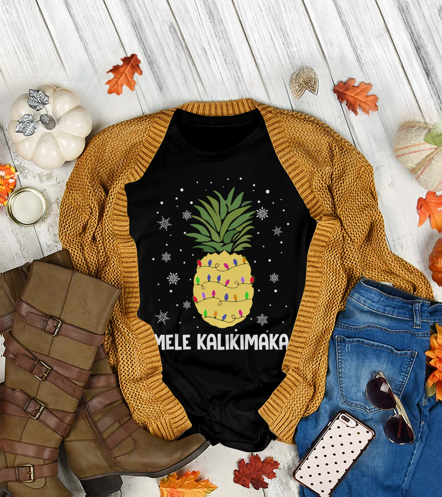 Mele Kalikimaka Pineapple Christmas Lights and Snowflakes T-Shirt