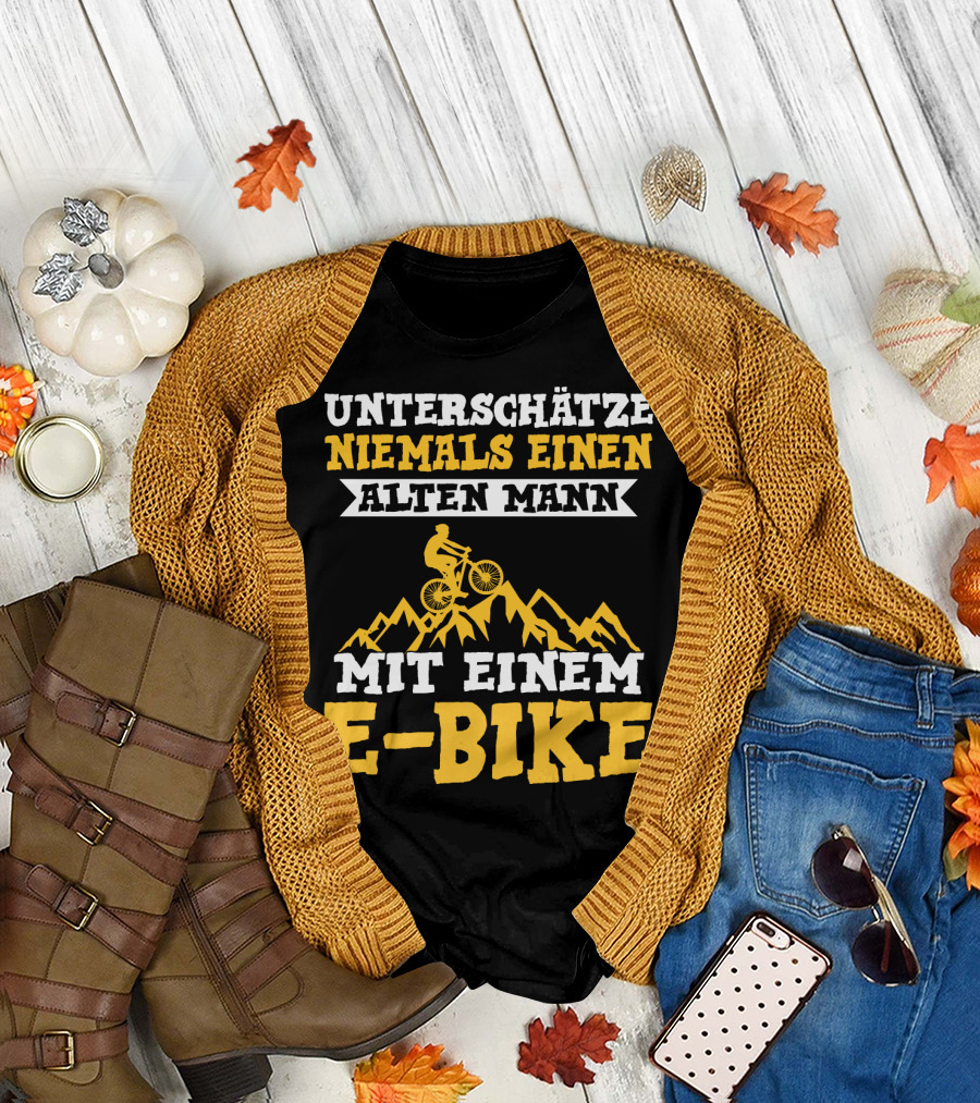 Unterschätze Niemals Einen Alten Mann Mit Einem E-Bike E-Bike Fahrrad Elektrofahrrad T-Shirt