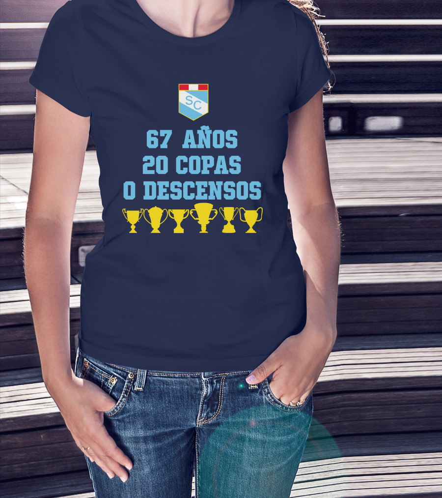 67 Años 20 Copas 0 Descensos SC Shield With Trophy Icons T-Shirt