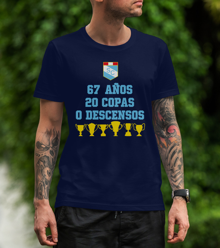 67 Años 20 Copas 0 Descensos SC Shield With Trophy Icons T-Shirt