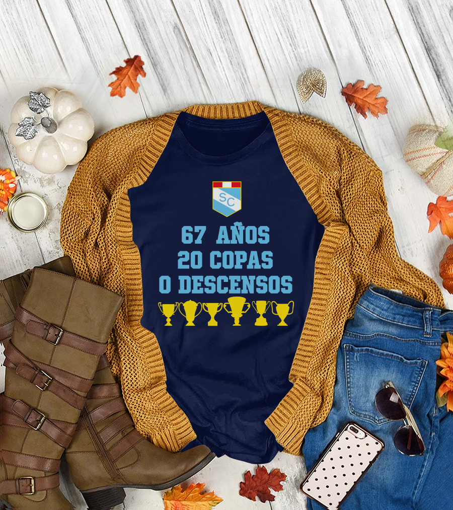 67 Años 20 Copas 0 Descensos SC Shield with Trophy Icons T-Shirt
