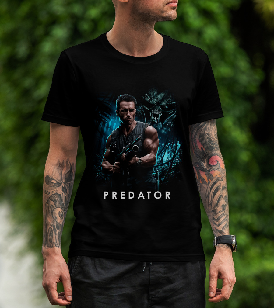 PREDATOR Arnold Schwarzenegger With Alien Hunter Background T-Shirt