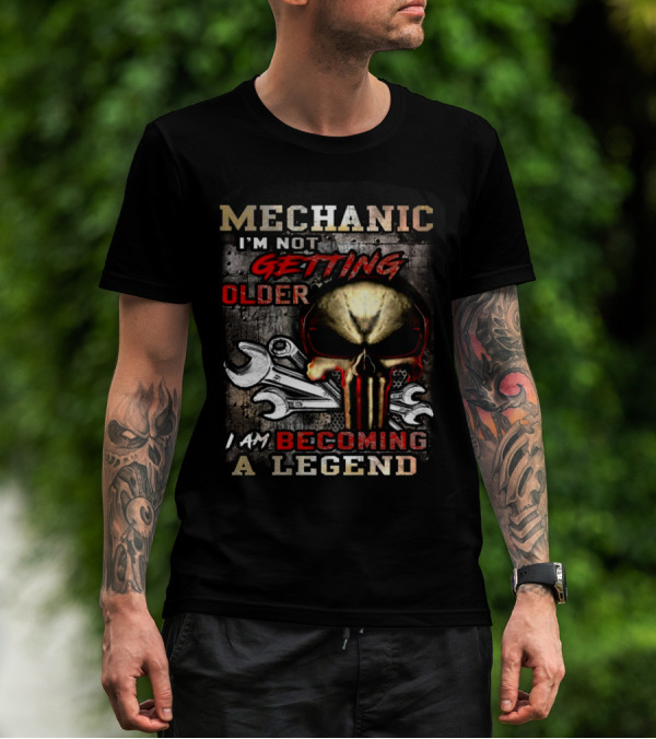 MECHANIC I'M NOT GETTING OLDER I AM BECOMING A LEGEND T-Shirt