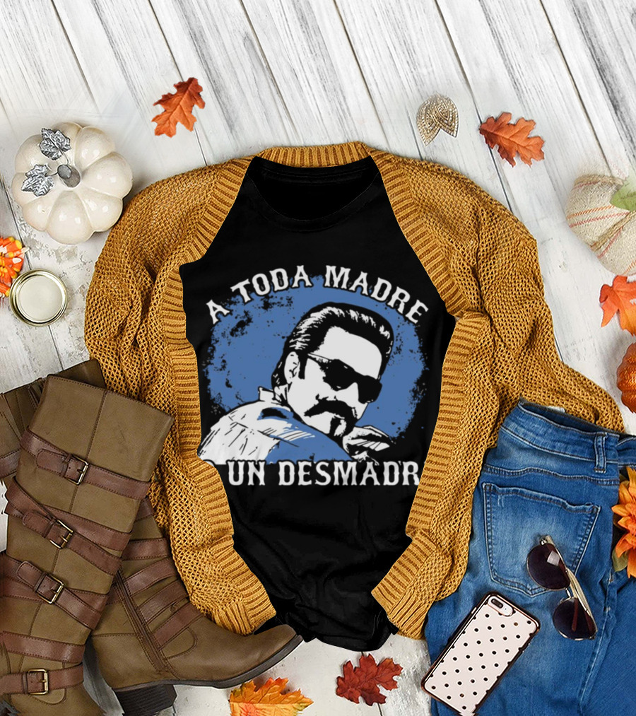 A Toda Madre O Un Desmadre Cool Mustache Sunglasses Dude Blue Circle T-Shirt