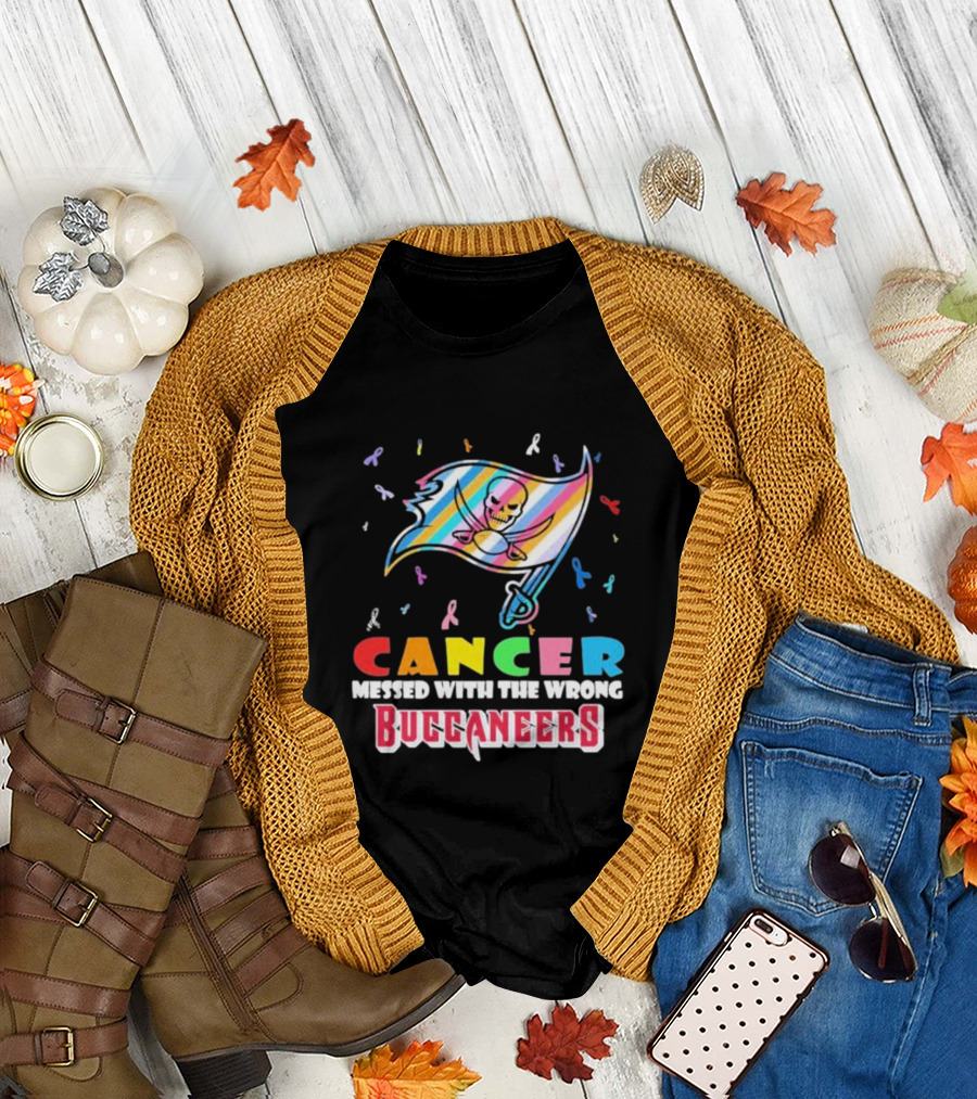 Cancer Messed With The Wrong Buccaneers Rainbow Skull Flag And Ribbons T-Shirt