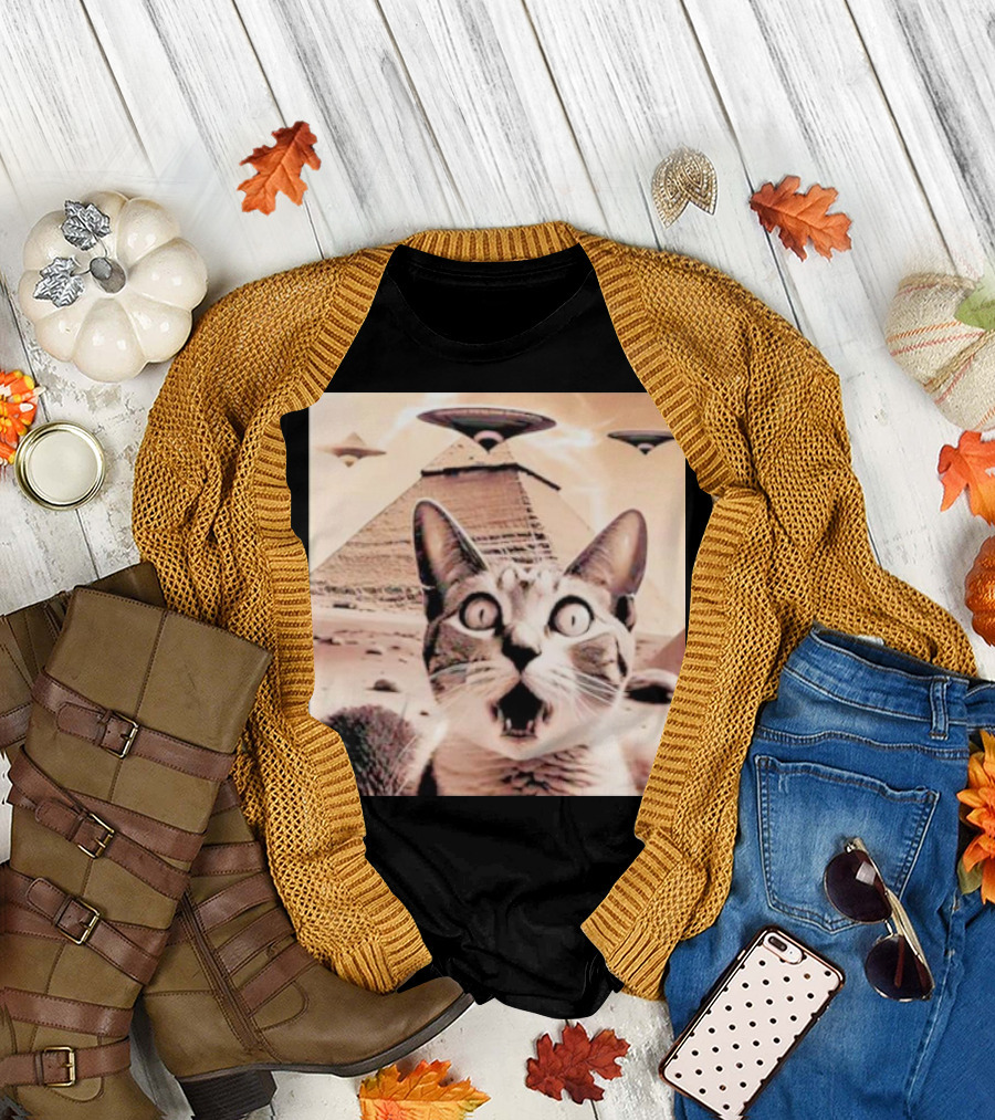 Funny Cat UFO Encounter at Egypt Pyramids T-Shirt