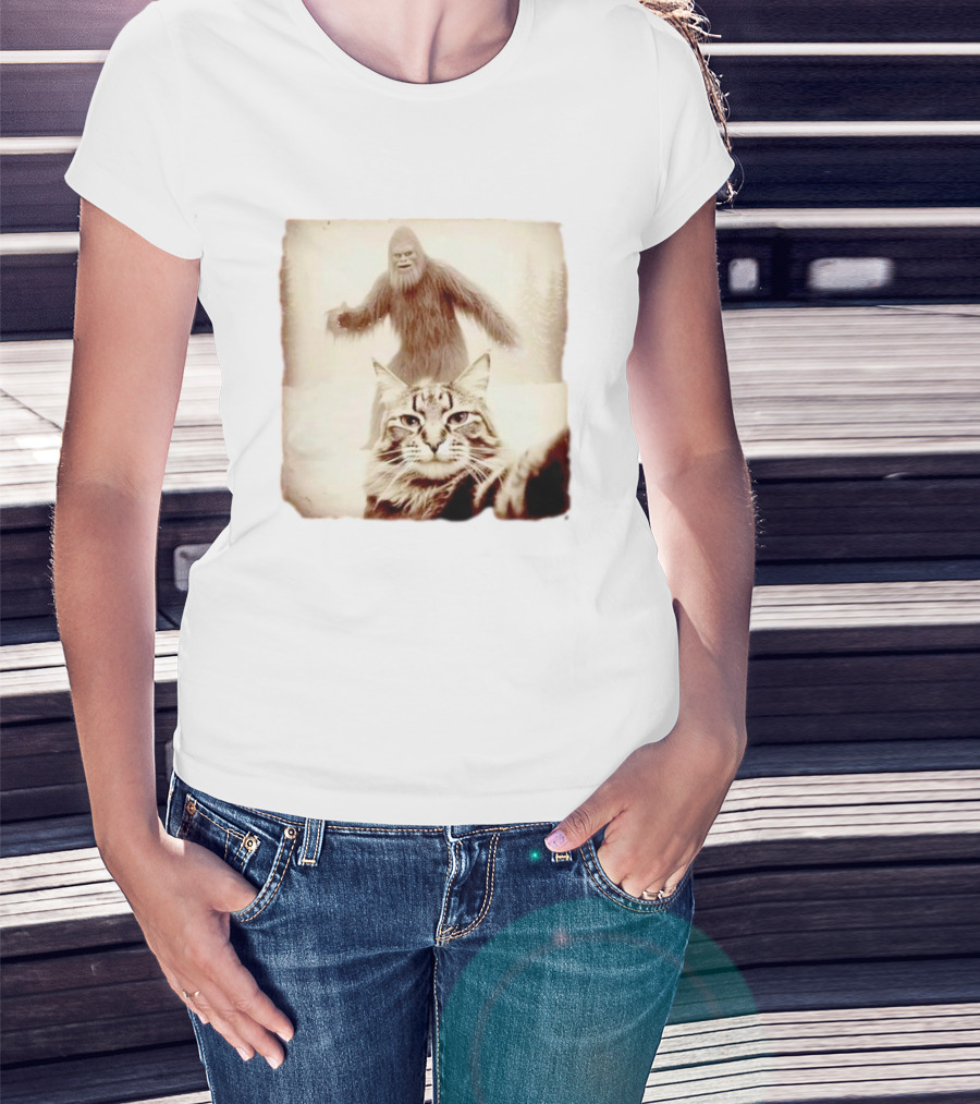 Bigfoot Photobombing Cat Selfie T-Shirt