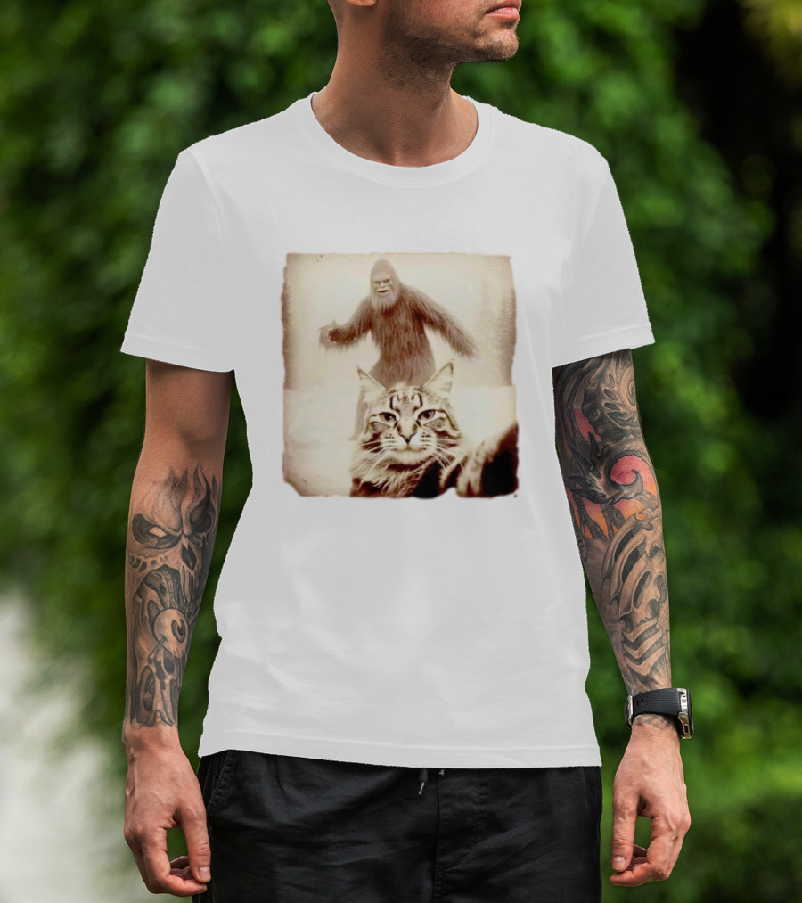 Bigfoot Photobombing Cat Selfie T-Shirt