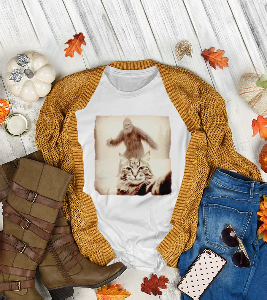 Bigfoot Photobombing Cat Selfie T-Shirt
