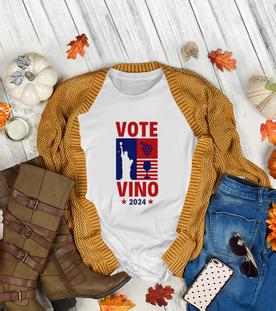 VOTE VINO 2024 Statue Liberty Grapes Wine Glass American Flag T-Shirt