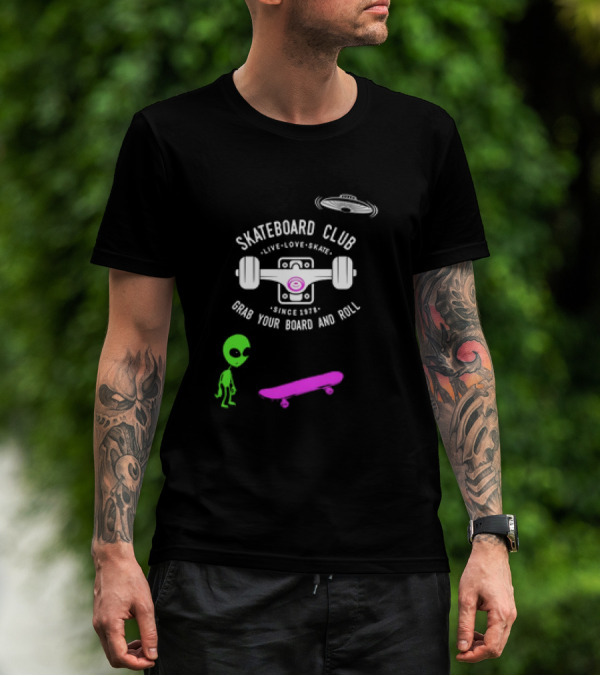 Skateboard Club Live Love Skate Since 1975 Alien Grab Your Board And Roll T-Shirt