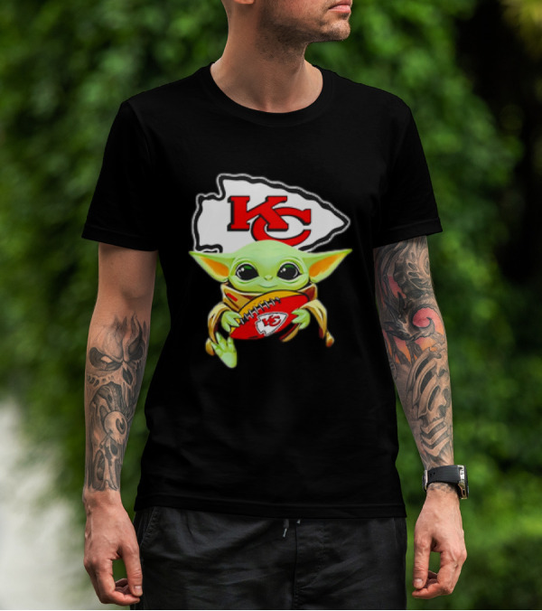 Baby Yoda Star Wars KC Chiefs Hug Football Team T-Shirt