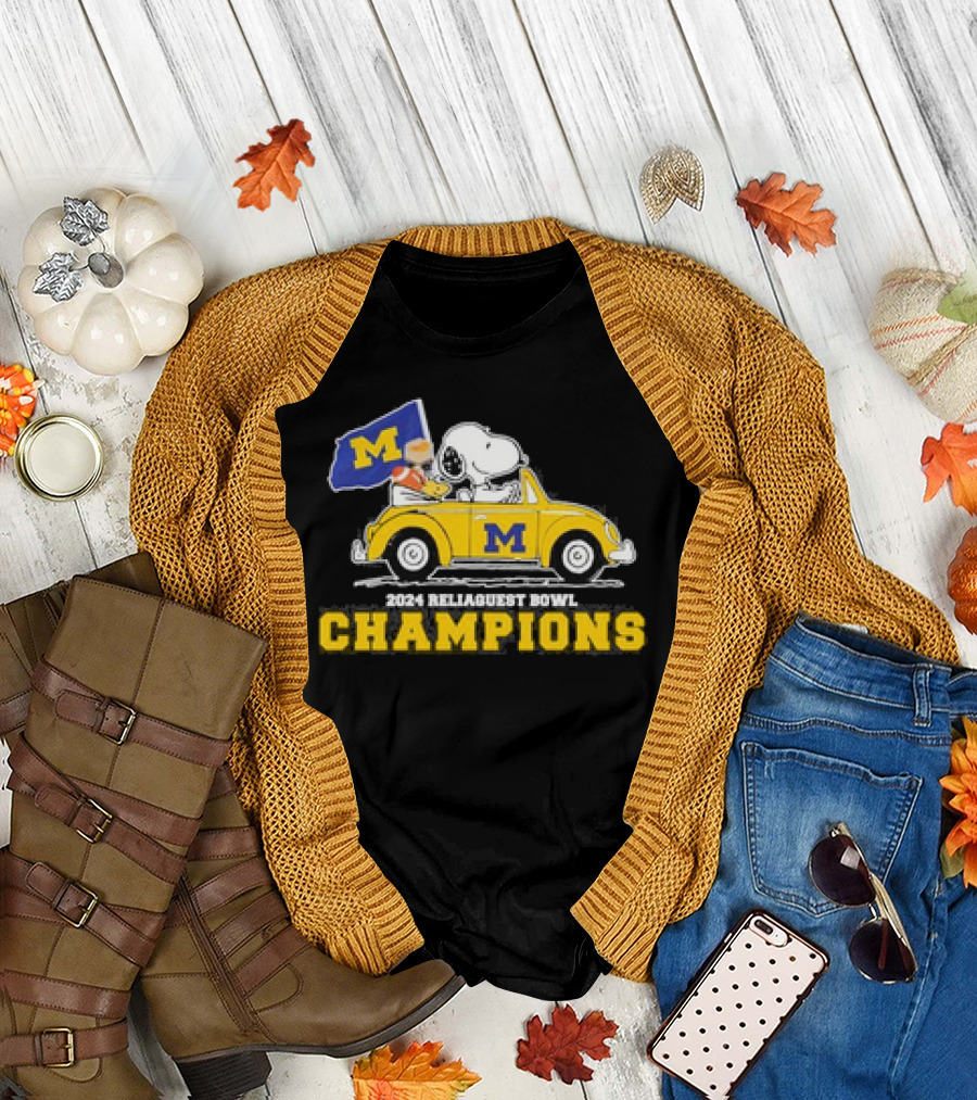 Peanuts Snoopy and Woodstock on Car Michigan Wolverines 2024 Reliaquest Bowl Champions M Flag T-Shirt