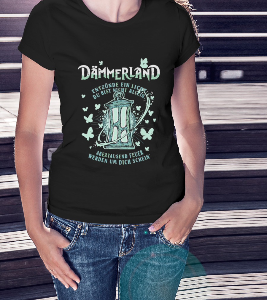 Dämmerland Entzünde Ein Licht Du Bist Nicht Allein Abertausend Feuer Werden Um Dich Scheinen Laterne Und Schmetterlinge T-Shirt