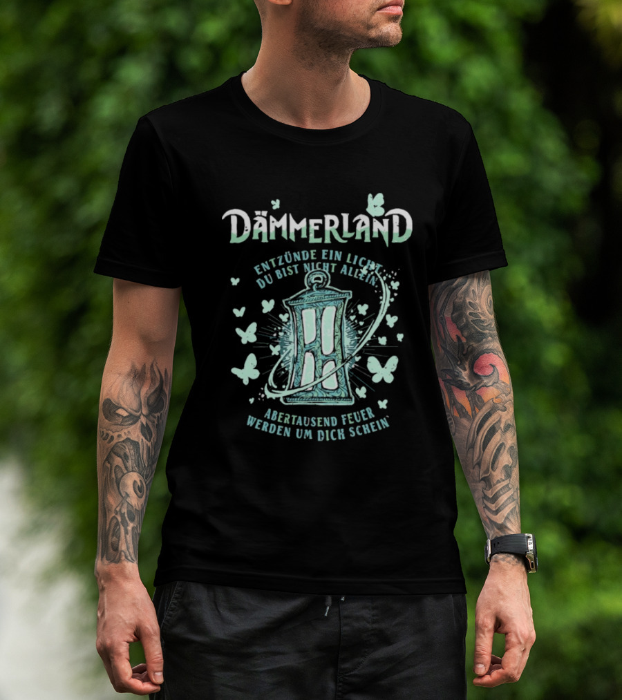 Dämmerland Entzünde Ein Licht Du Bist Nicht Allein Abertausend Feuer Werden Um Dich Scheinen Laterne Und Schmetterlinge T-Shirt