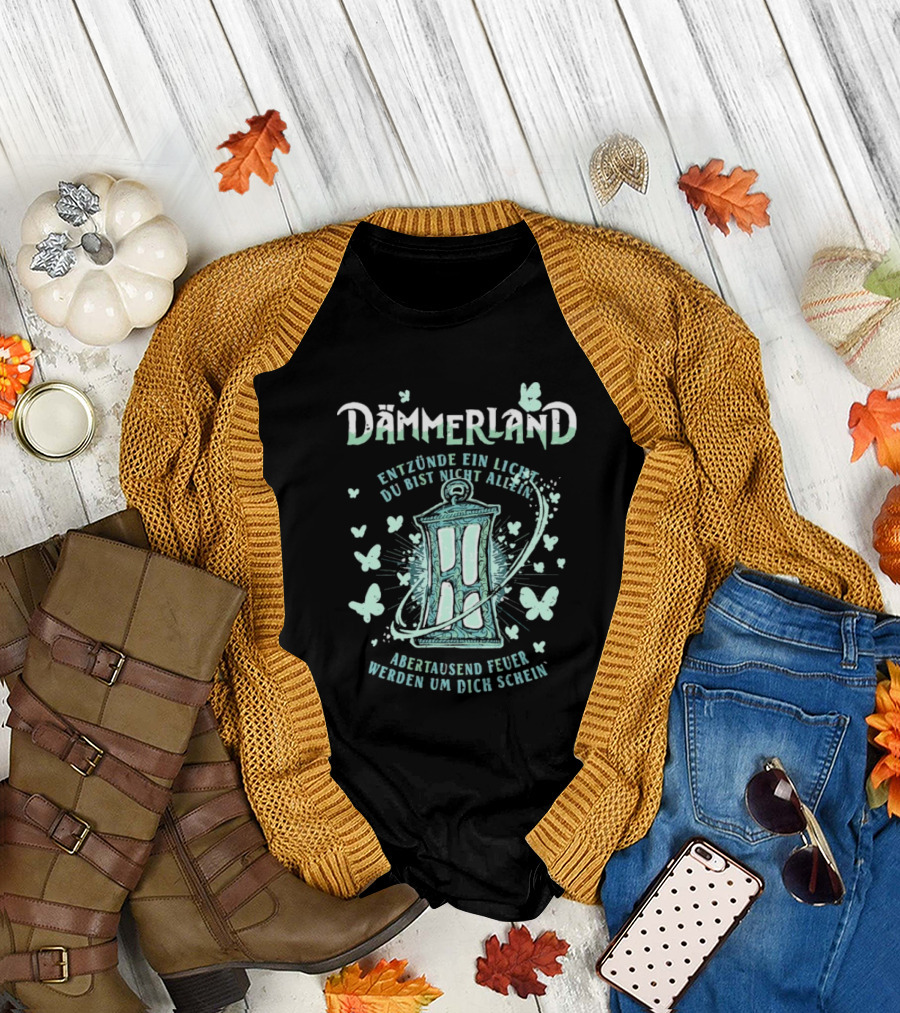 Dämmerland Entzünde Ein Licht Du Bist Nicht Allein Abertausend Feuer Werden Um Dich Scheinen Laterne Und Schmetterlinge T-Shirt