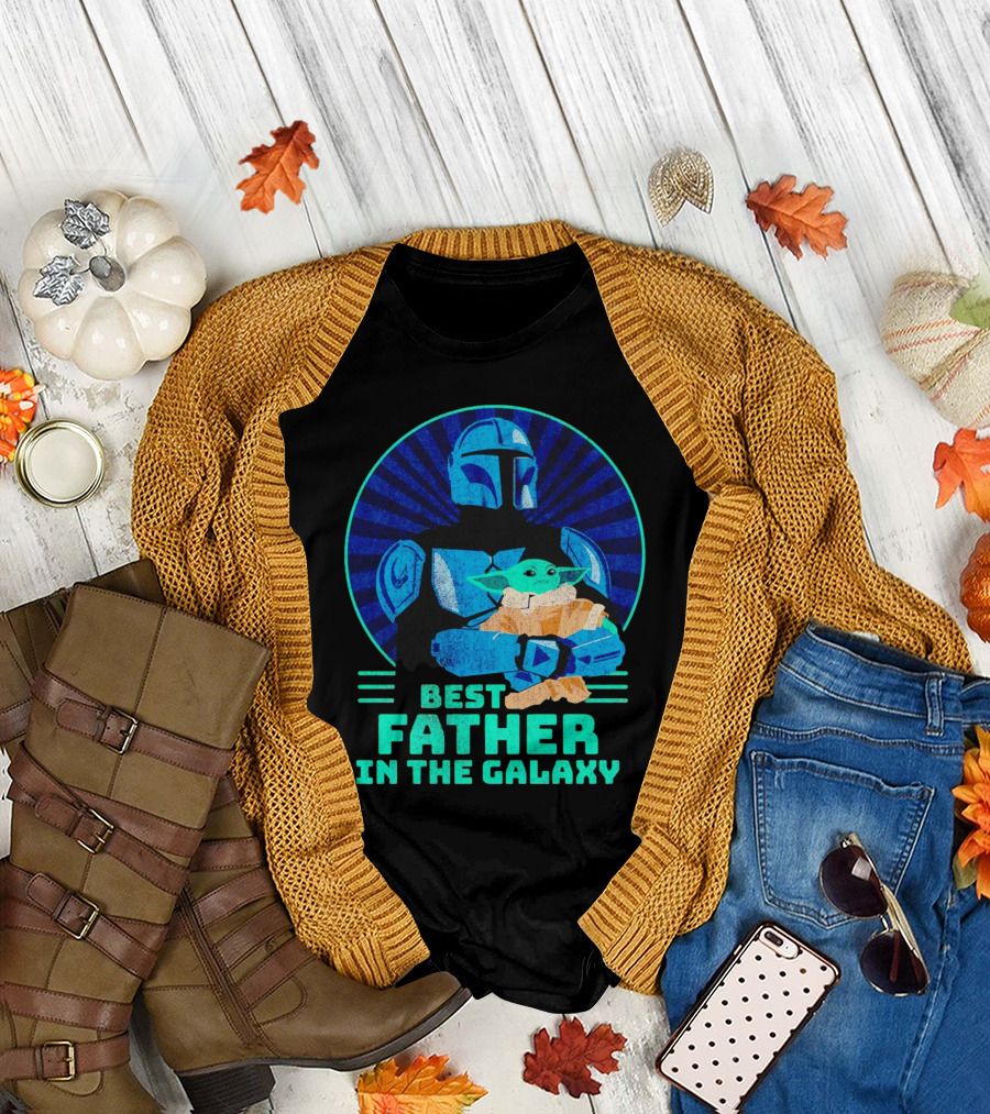 Best Father in the Galaxy Mandalorian Hug Baby Yoda T-Shirt