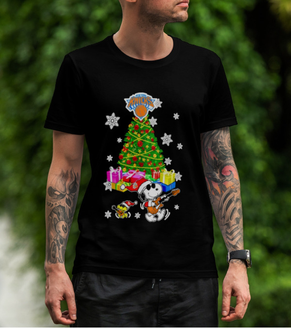 New York Knicks Snoopy Woodstock Christmas Tree Gifts Snowflakes T-Shirt