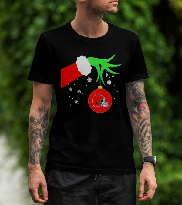 The Grinch Holding Cleveland Browns Ornament With Snowflakes T-Shirt