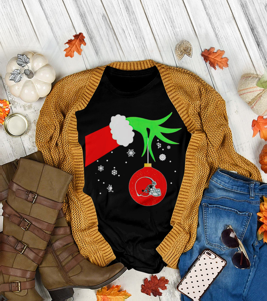 The Grinch Holding Cleveland Browns Ornament with Snowflakes T-Shirt