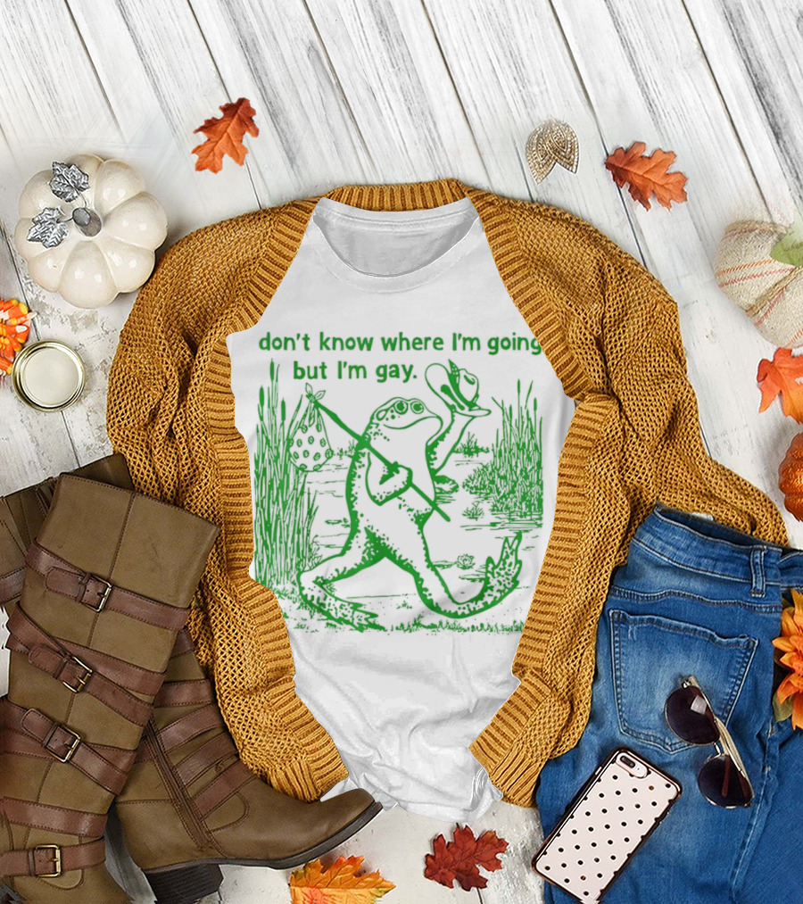 don't know where I'm going but I'm gay frog carrying bag and hat in nature scene T-Shirt