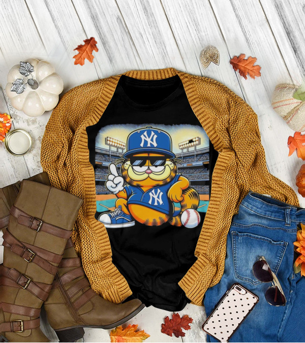 New York Yankees Baseball Garfield Cartoon Stadium Scene T-Shirt
