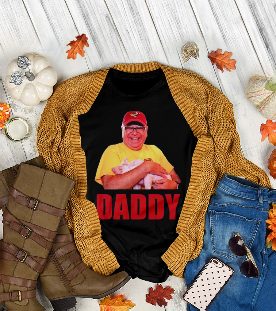 DADDY Hugging Pig Tim Walz Cap T-Shirt