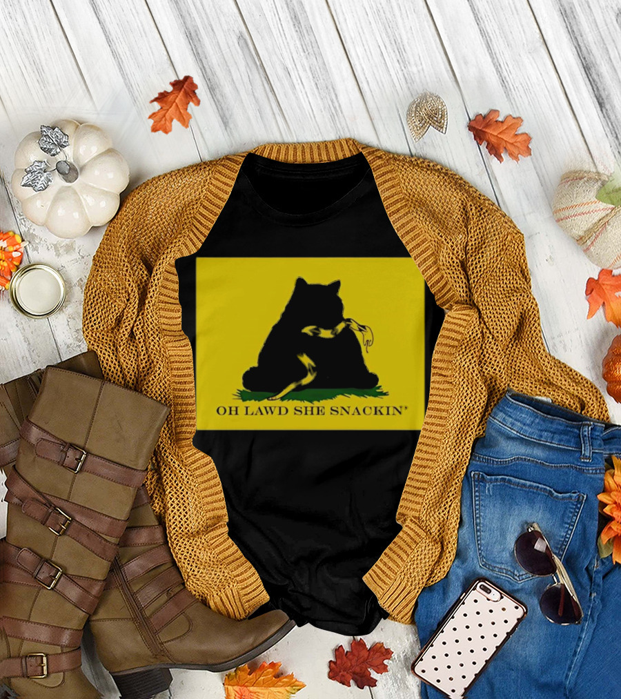 Oh Lawd She Snackin' Black Cat Eating Banana T-Shirt