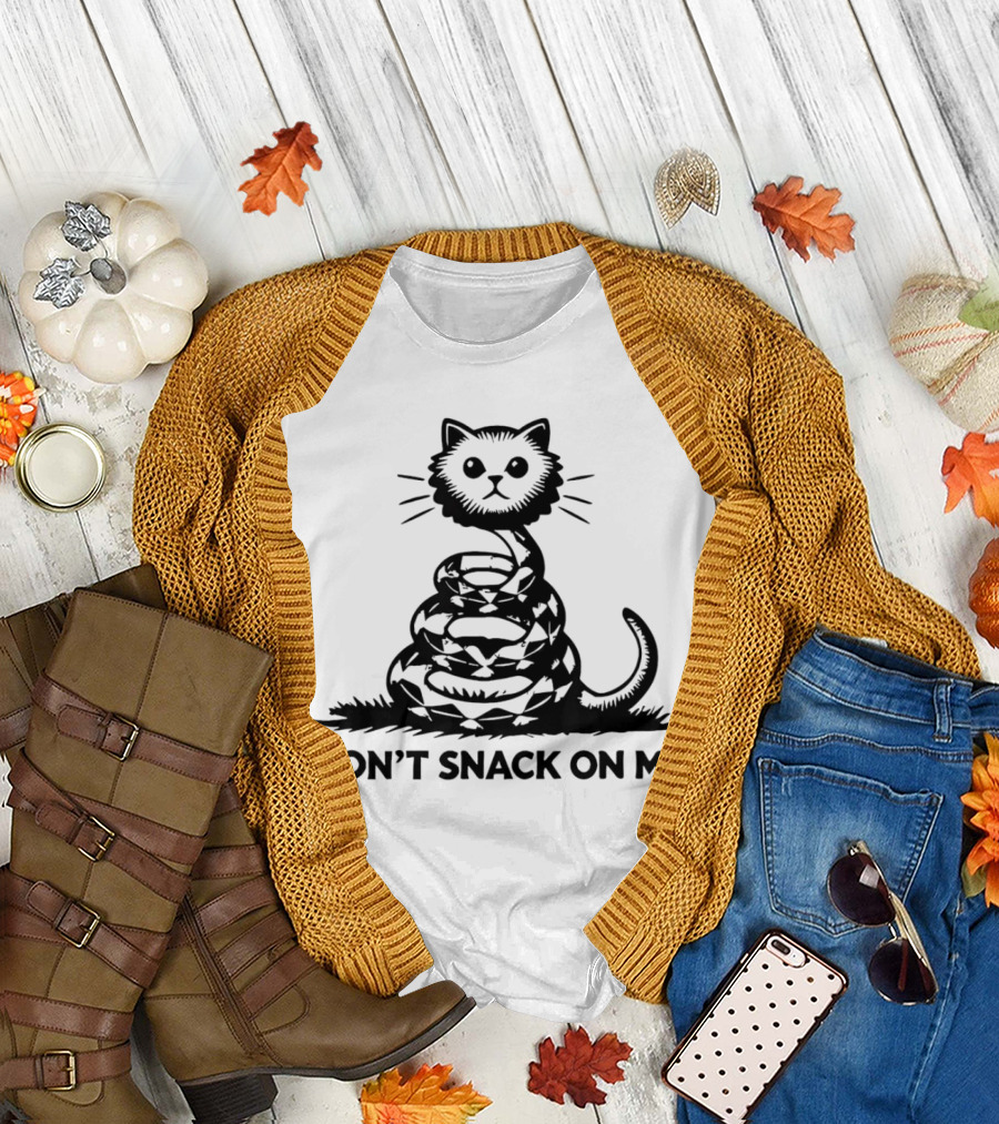 DON'T SNACK ON ME Cat Snake Coiled혻 T-Shirt