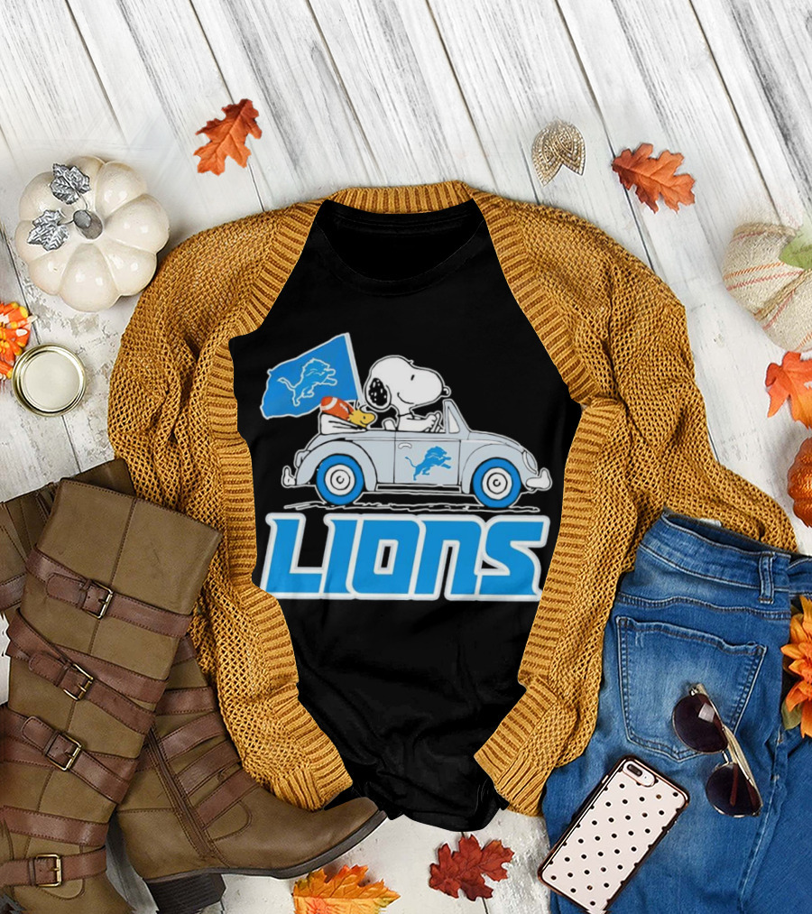 Snoopy And Woodstock In Car With Detroit Lions Flag T-Shirt